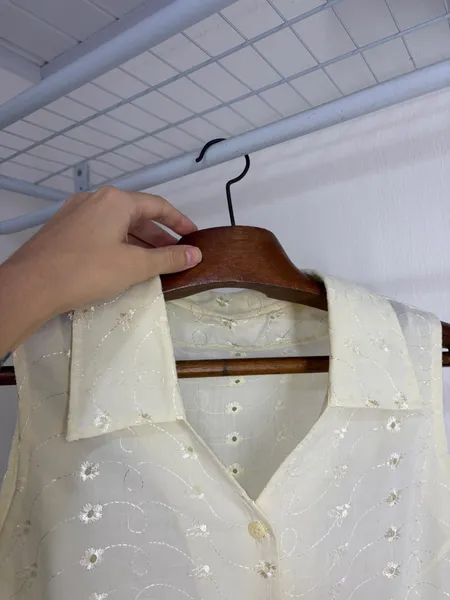 CAMISA FEM. LAISE BRODERIE ANGLAISE SEM MG. AMARELA VINTAGE