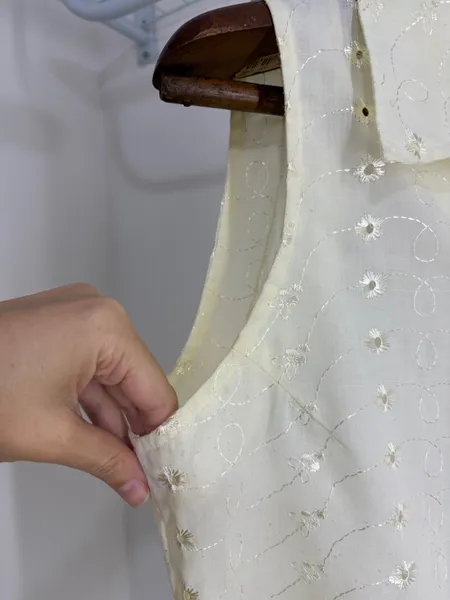 CAMISA FEM. LAISE BRODERIE ANGLAISE SEM MG. AMARELA VINTAGE