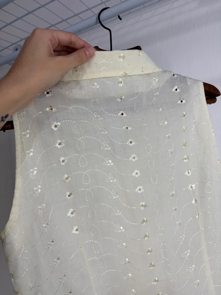 CAMISA FEM. LAISE BRODERIE ANGLAISE SEM MG. AMARELA VINTAGE