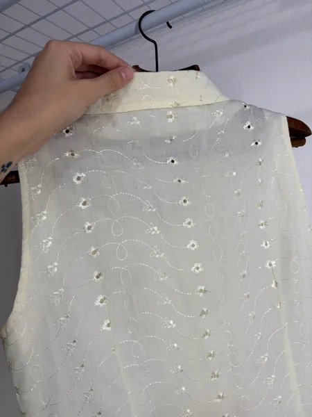 CAMISA FEM. LAISE BRODERIE ANGLAISE SEM MG. AMARELA VINTAGE