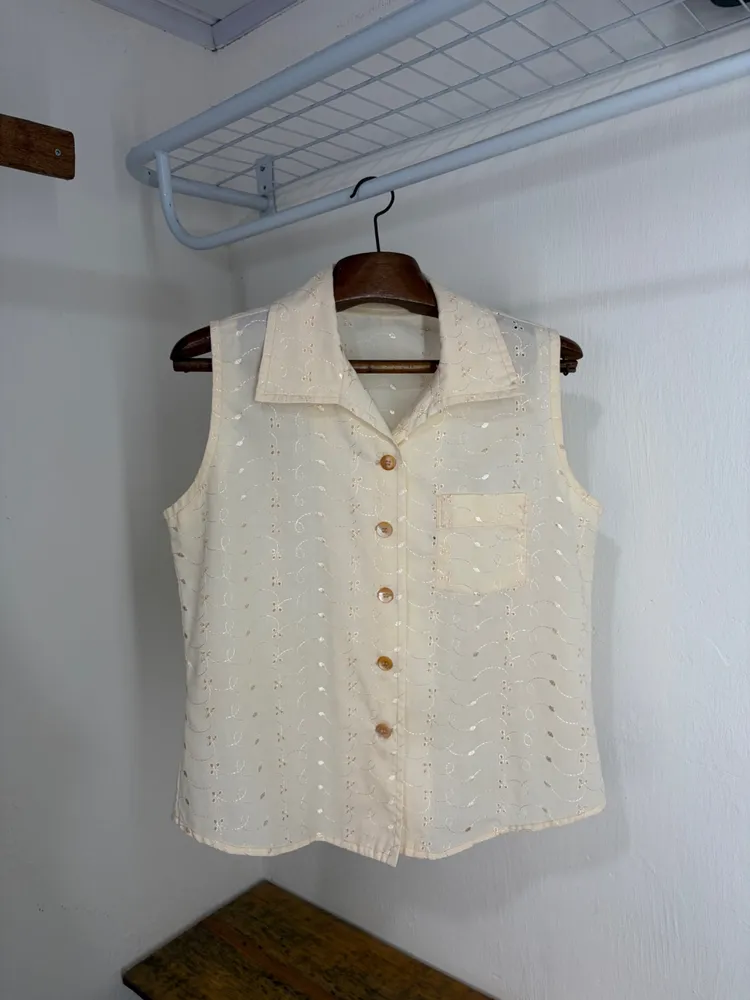 CAMISA FEM. LAISE BRODERIE ANGLAISE SEM MG. BEGE VINTAGE