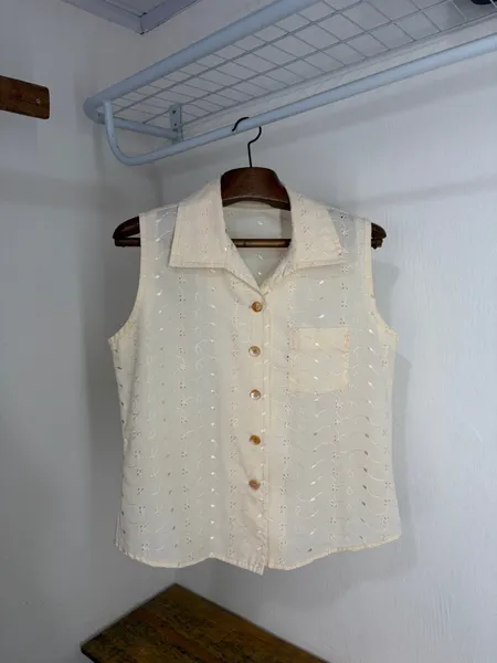 CAMISA FEM. LAISE BRODERIE ANGLAISE SEM MG. BEGE VINTAGE