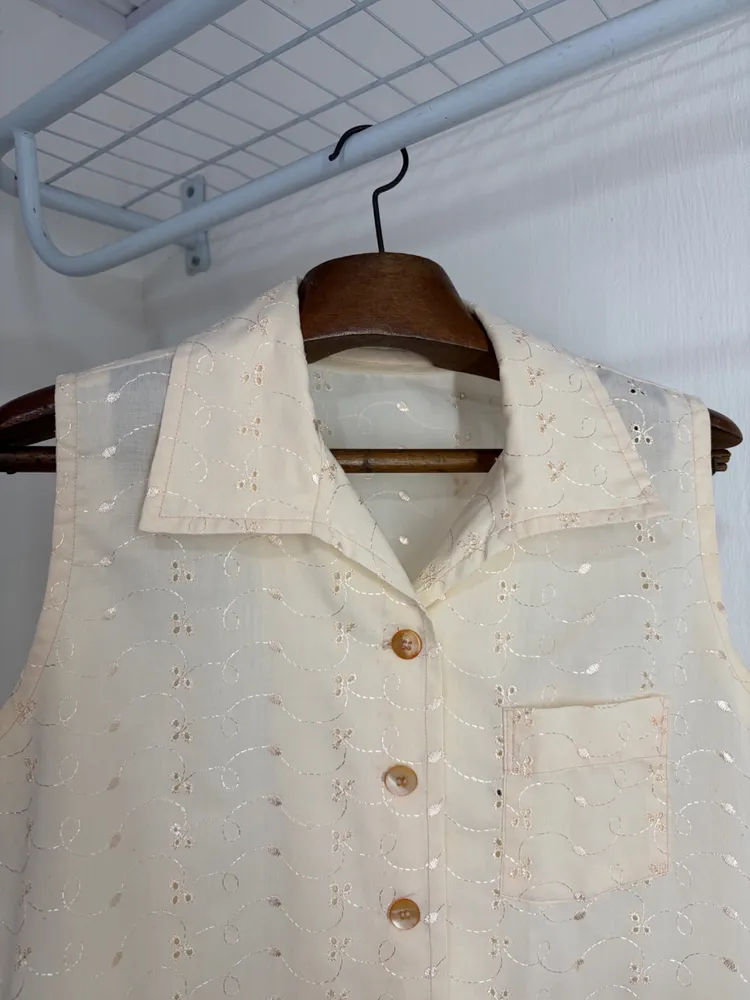 CAMISA FEM. LAISE BRODERIE ANGLAISE SEM MG. BEGE VINTAGE