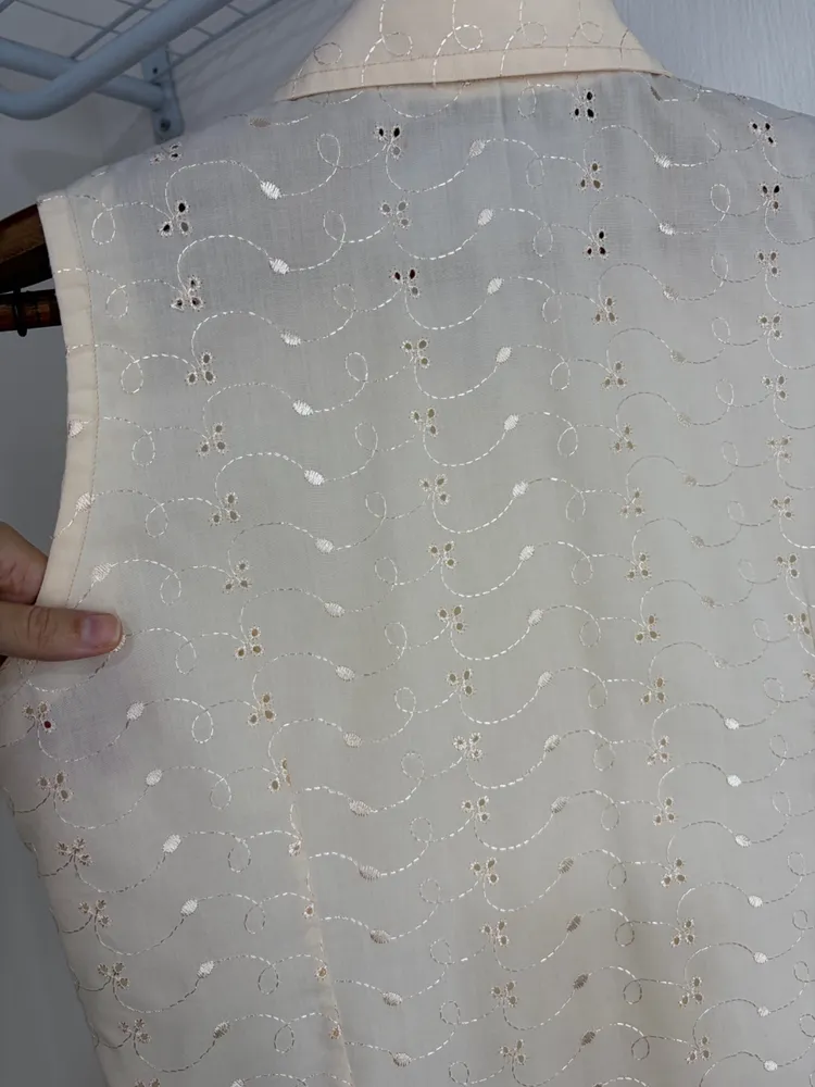 CAMISA FEM. LAISE BRODERIE ANGLAISE SEM MG. BEGE VINTAGE