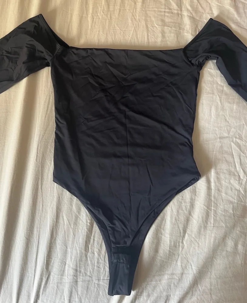 Body ombro a ombro preto M
