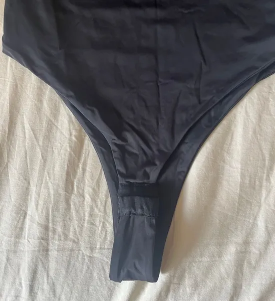 Body ombro a ombro preto M