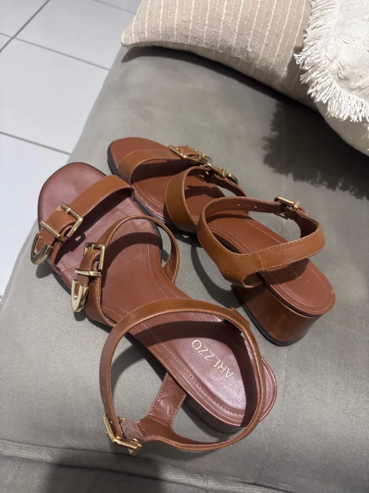 Sandália Arezzo couro salto bloco