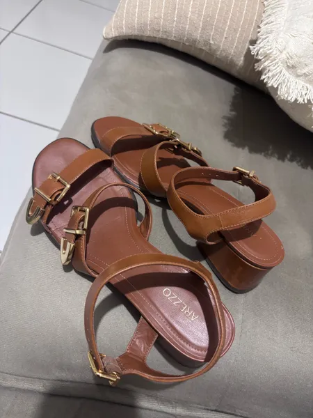 Sandália Arezzo couro salto bloco