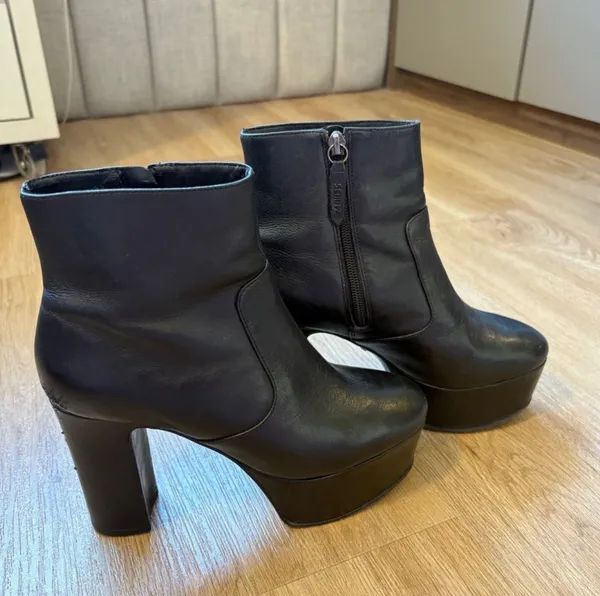 Bota de couro Schutz  tamanho 34