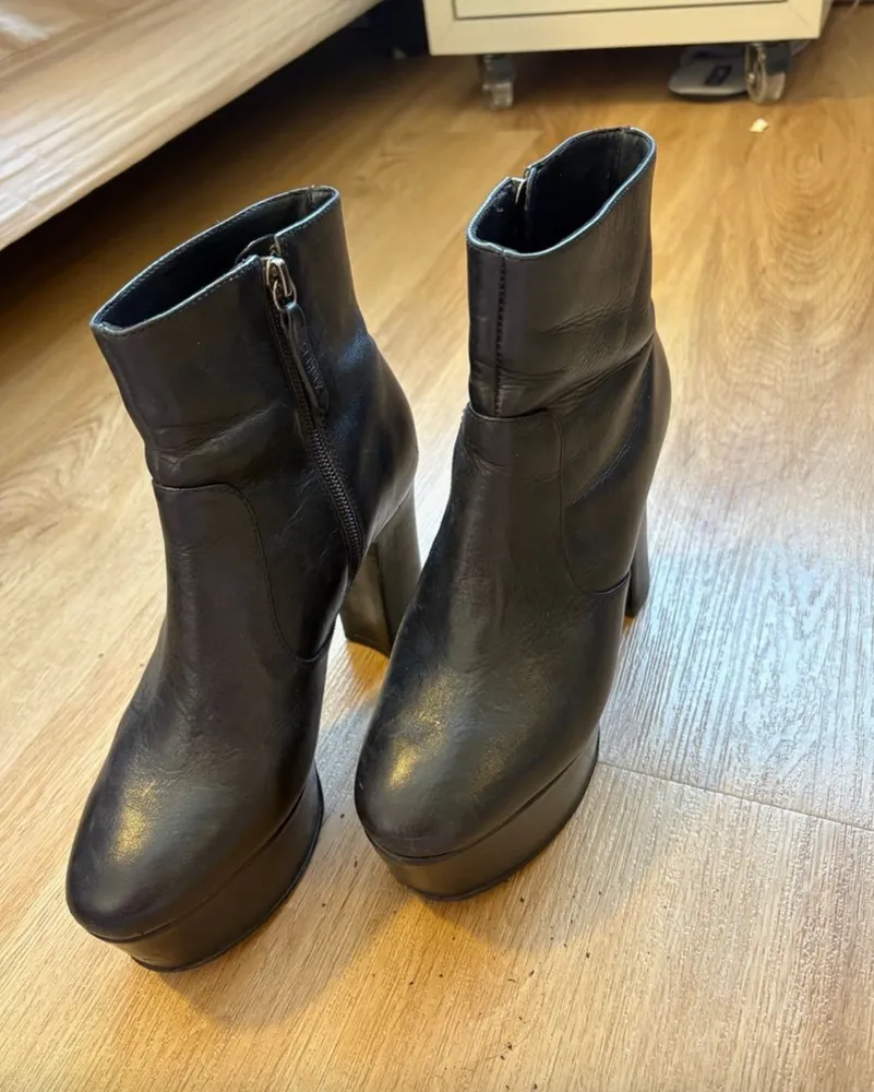 Bota de couro Schutz  tamanho 34