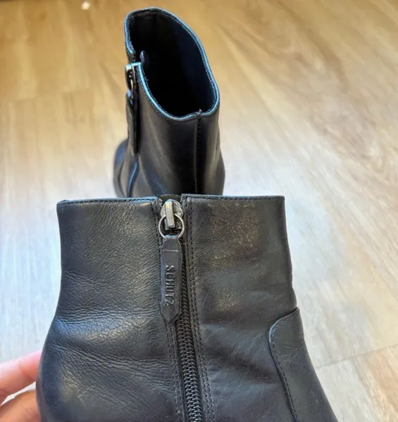 Bota de couro Schutz  tamanho 34