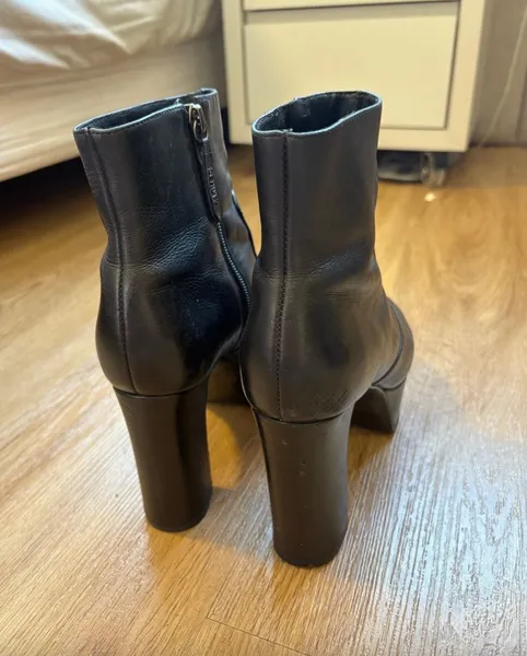 Bota de couro Schutz  tamanho 34