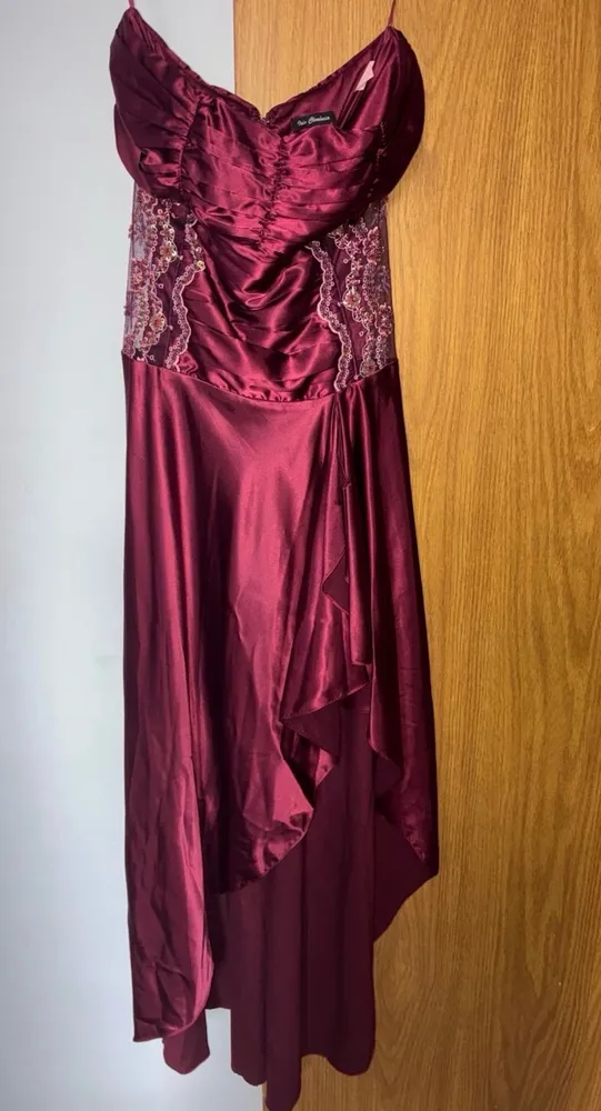 Vestido de festa Íris Clemência Marsala vinho bordo  m