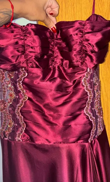 Vestido de festa Íris Clemência Marsala vinho bordo  m