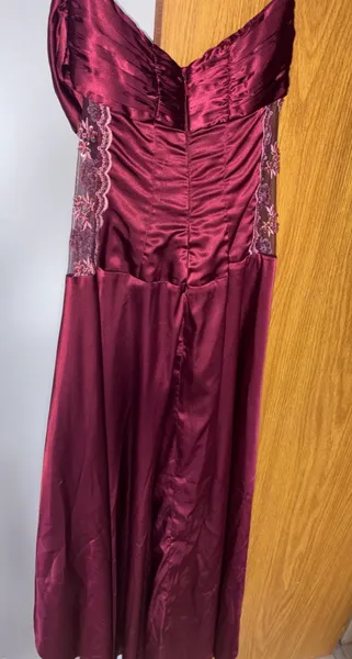 Vestido de festa Íris Clemência Marsala vinho bordo  m