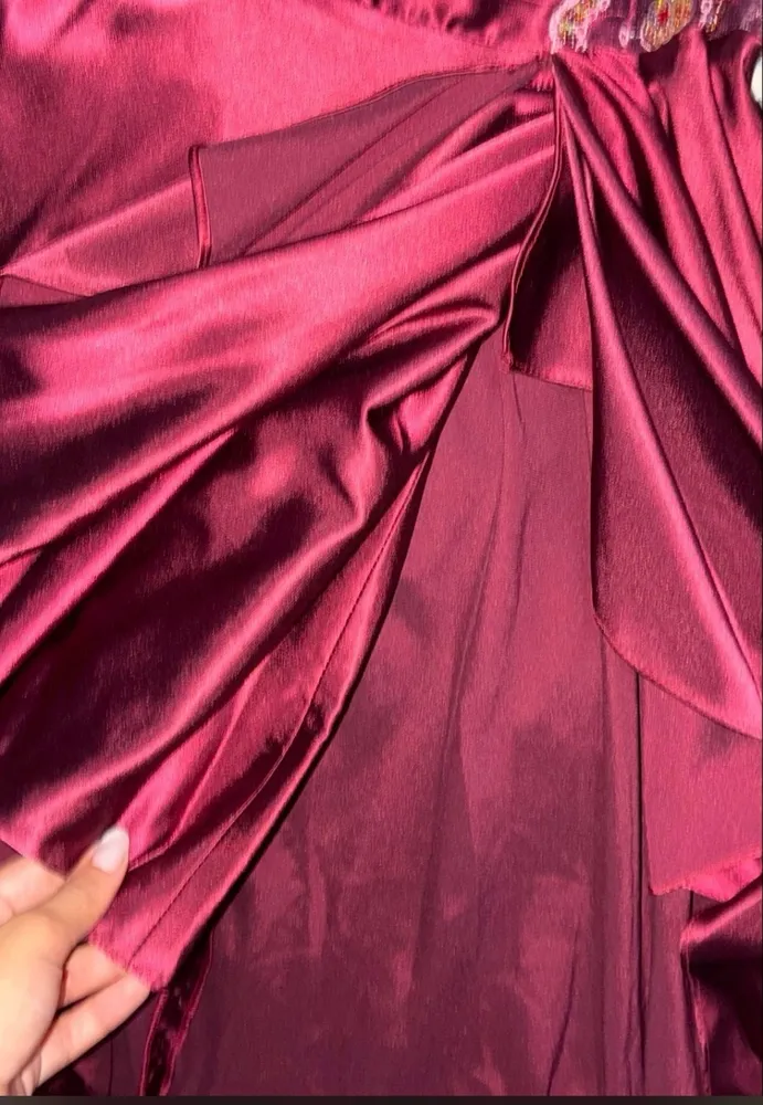 Vestido de festa Íris Clemência Marsala vinho bordo  m